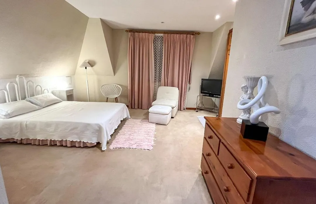 Chalet con piscina y 2000 m de jardín-1